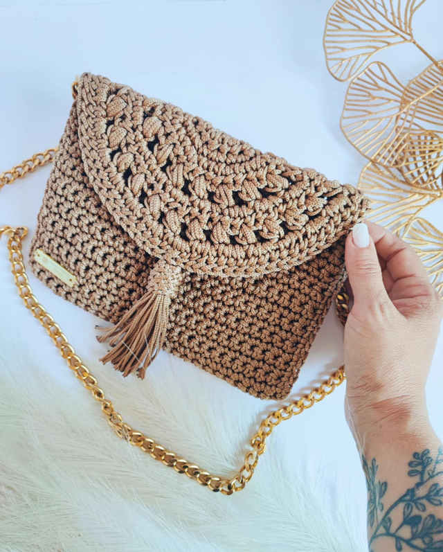 Sac Maya en crochet fait main – style bohème chic, rabat à pompon et chaîne dorée 