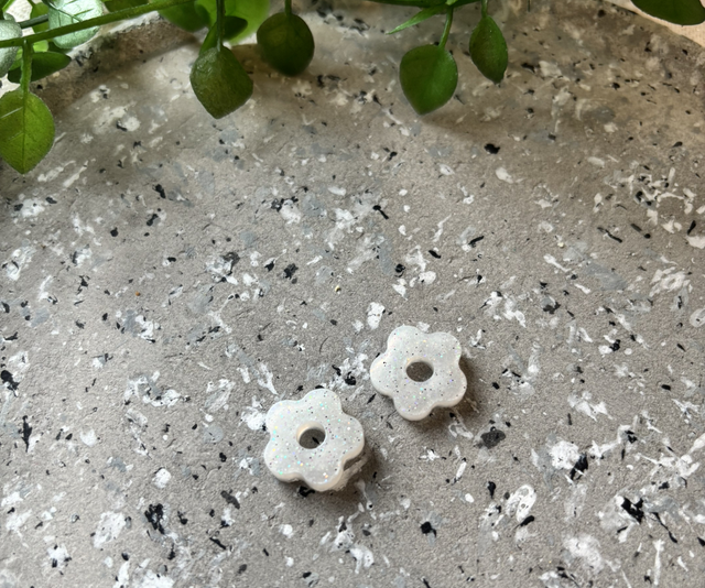 Pampilles fleur blanches à paillettes pour créoles 