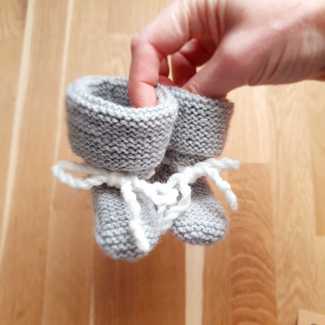 Babyslofjes grijs - handgebreid