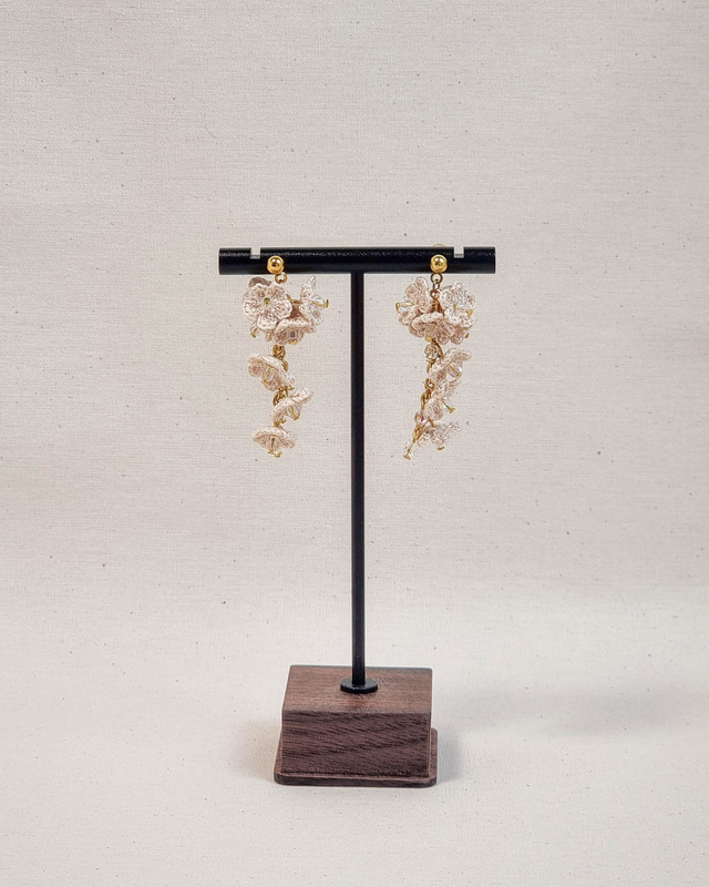 Kvačkani uhani bež