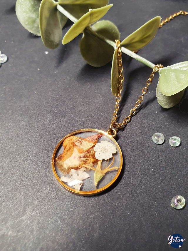 Collier de narcisse et fleurs des champs