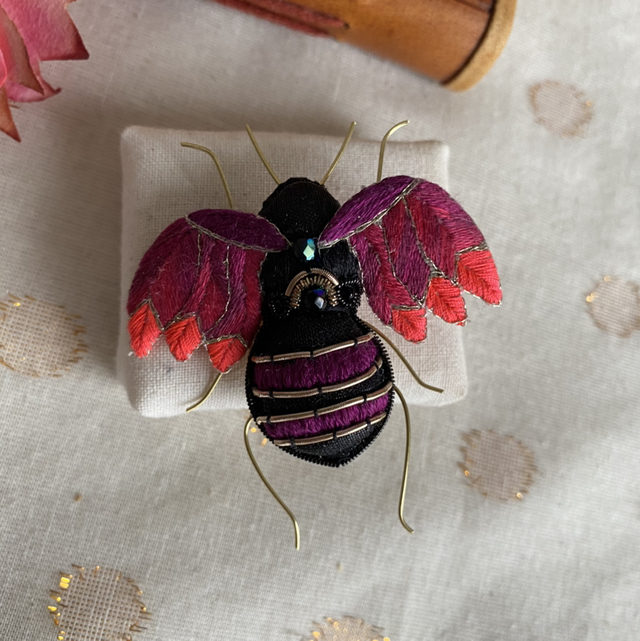 Insecte brodé ailes fuchsia 