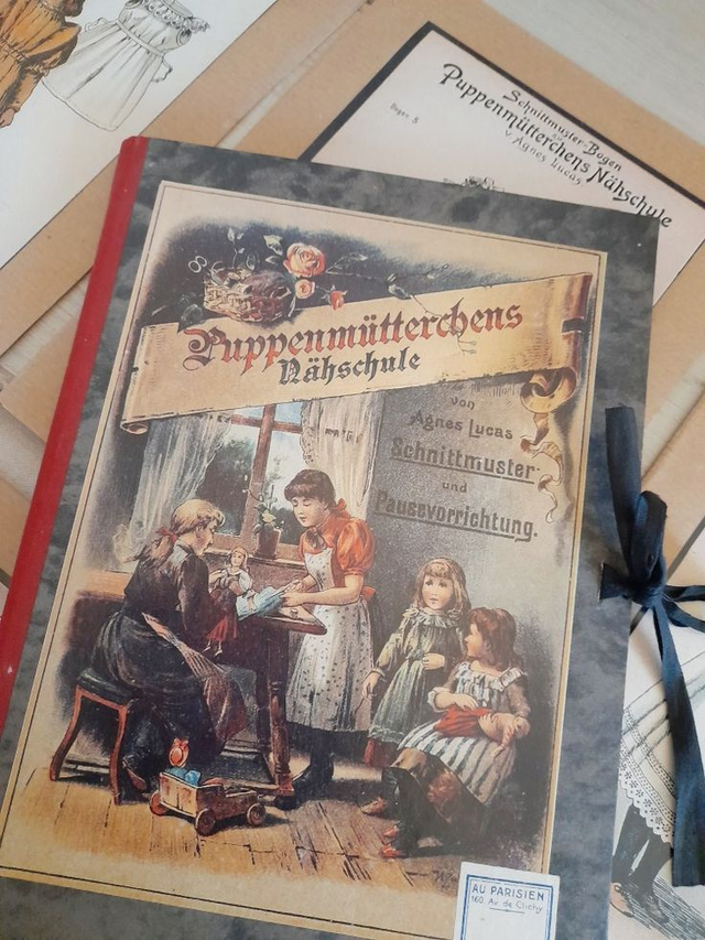 Patrons de poupée Agnès Lucas dans pochette cartonnée illustrée