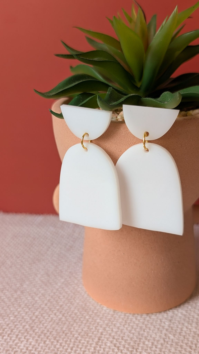 Boucles d'oreilles blanches en plexi
