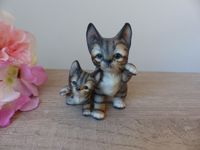 Figurine Couple de Chats en Porcelaine – Harvey Knox Kingdom – Chatons Peints à la Main – Porte-Bonheur Japonais Vintage