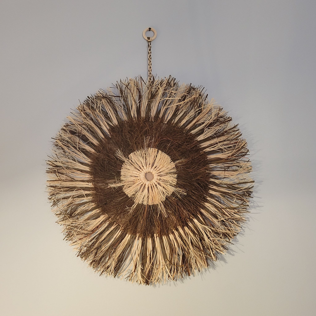 Décoration murale en raphia.