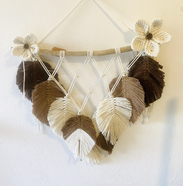 Suspension fleurs et feuilles en macramé