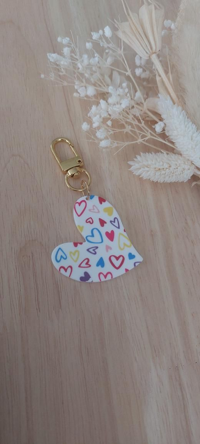 Gris-gris coeur fond blanc cœur multi