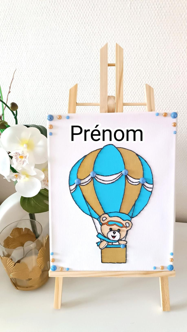 Toile brodée montgolfière avec prénom 