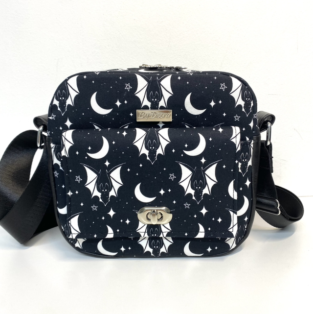 Black and white bats Crossbody Bag
