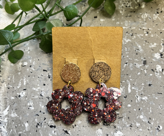 Boucles d’oreilles résine bordeaux et doré à paillettes 
