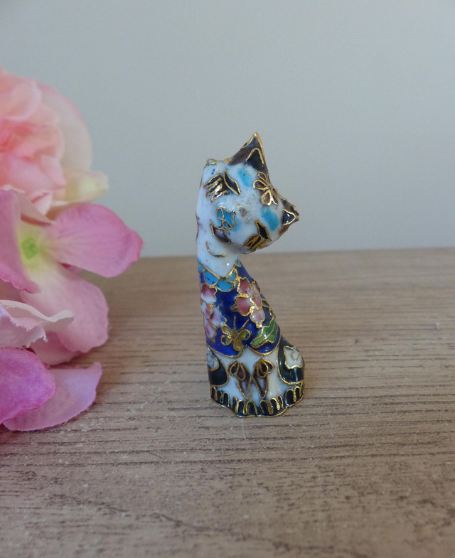 Rare figurine miniature de chat cloisonné blanc, sculpture petit chat assis tête penché décoré de fleurs cloisonné vintage