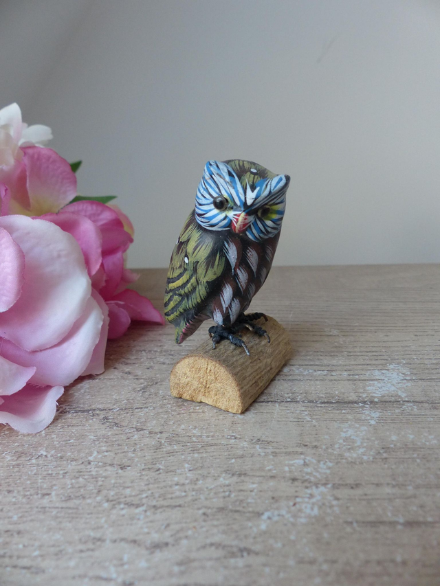 Ancienne petite chouette figurine en bois sculptée sur socle peint main Vintage, Cadeau chouette porte-bonheur décoration bureau campagne