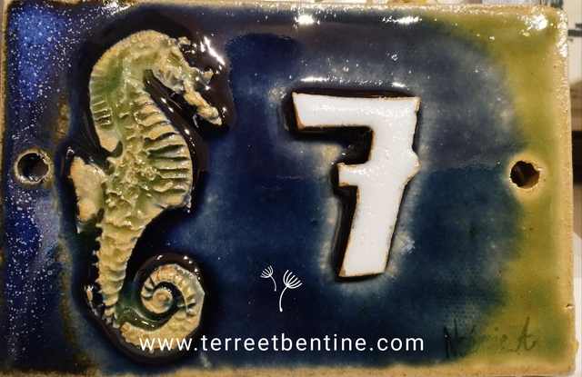 1 Chiffre + hippocampe en bas relief en grès 