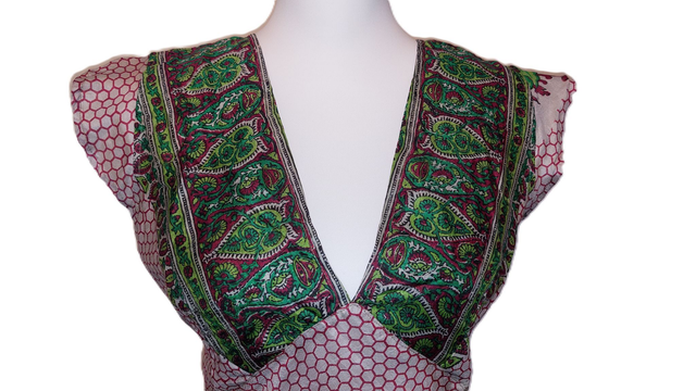 Top femme en soie vintage recyclée - unique, coloré et léger pour l&#039;été - éthique, écoresponsable - motif vert et rouge sur blanc