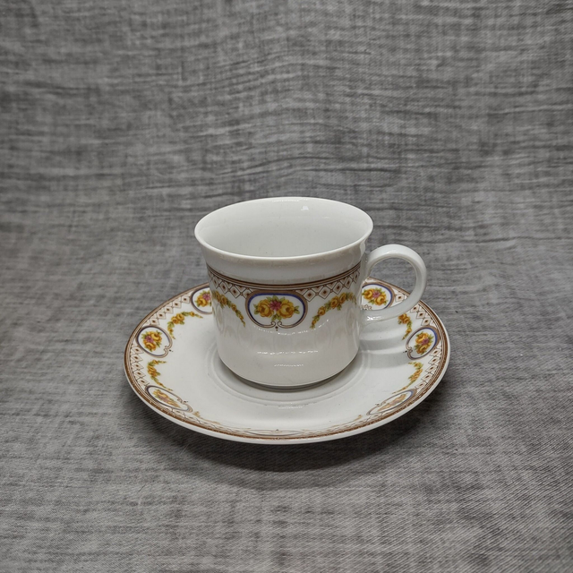 Mitterteich | Kop en Schotel (kop diameter 7 | hoogte 6,5 | schotel diameter 13,5 | hoogte 2 cm) wit met bloemmotief | Vintage