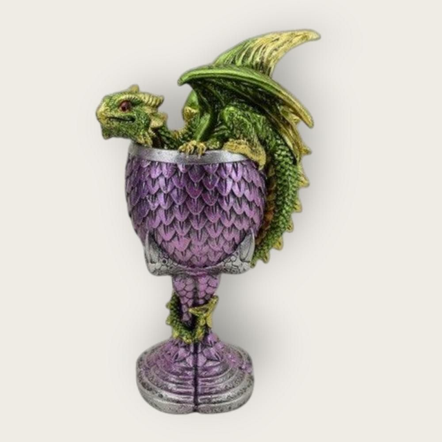 dragon installé dans une coupe magique