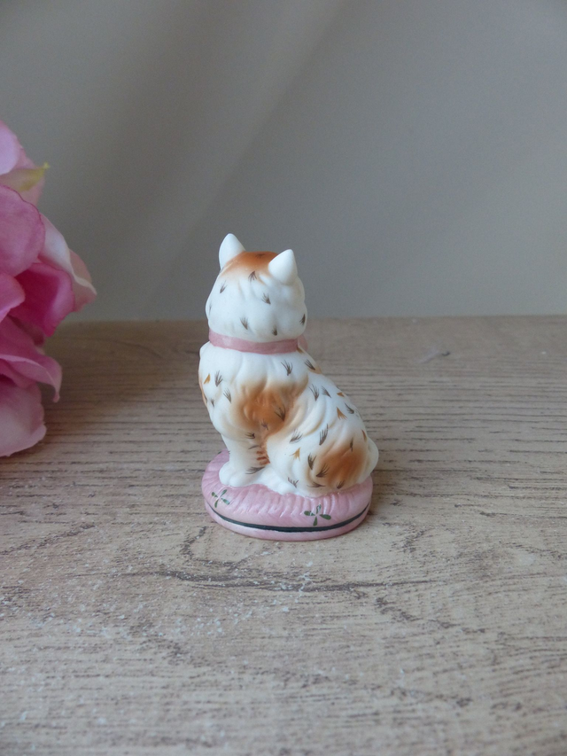 Chat blanc assis en porcelaine avec ruban rose – Figurine Franklin Mint Staffordshire vintage 1986 - Curio Cabinet Cats - Chat de collection