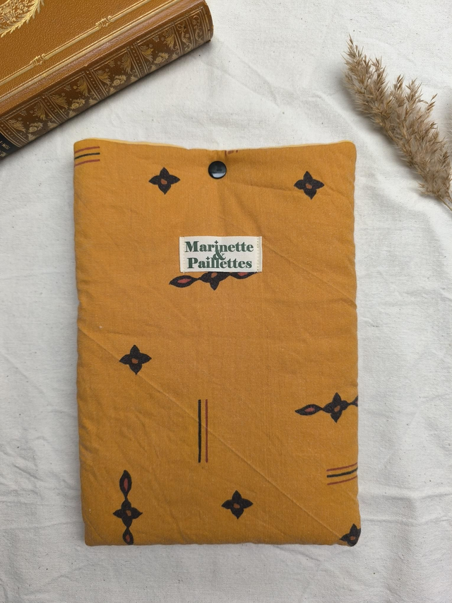 Pochette à livre de poche - ocre à motifs