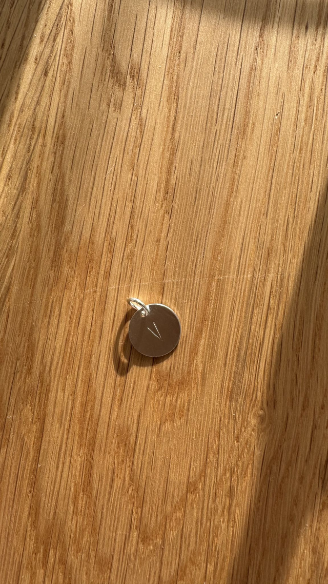 Estompage sur pendentif en laiton argenté