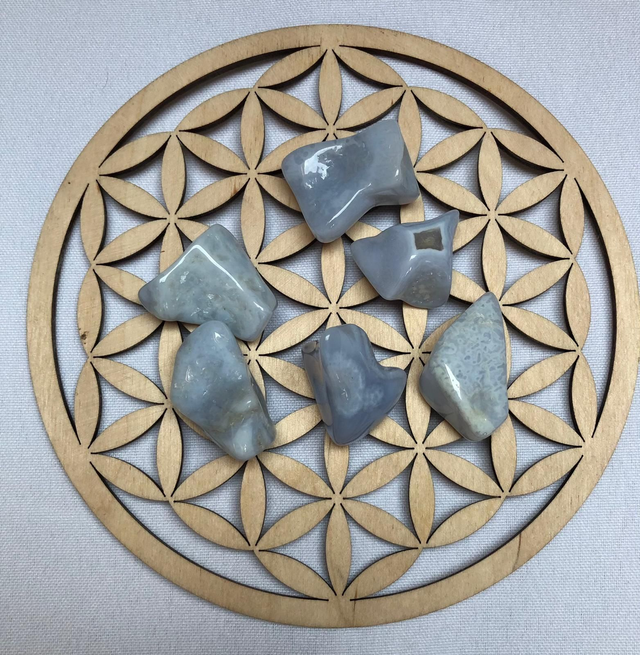 Pierre roulée en Calcédoine Bleue