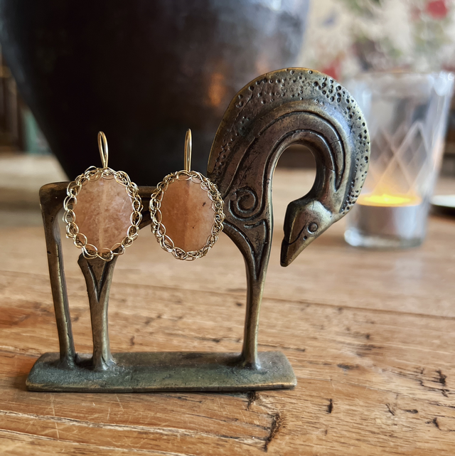 24 Karaat vergulde oorhangers met een geslepen licht-oranje agaat