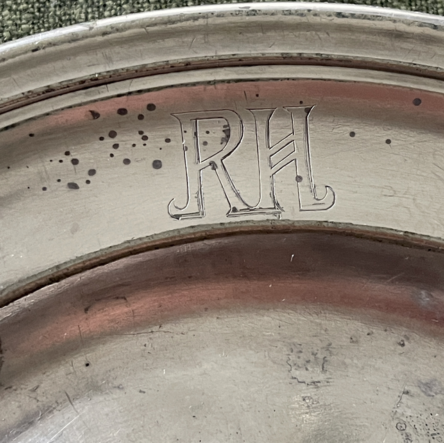 Antiker Silberteller mit Initialien „RH“