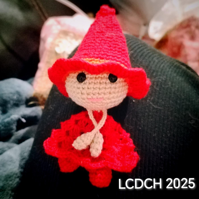 2025 SORCIÈRE ROUGE EN PORTE CLÉ 