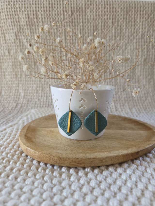 Boucles d&#039;oreilles Mae texturées coloris émeraude