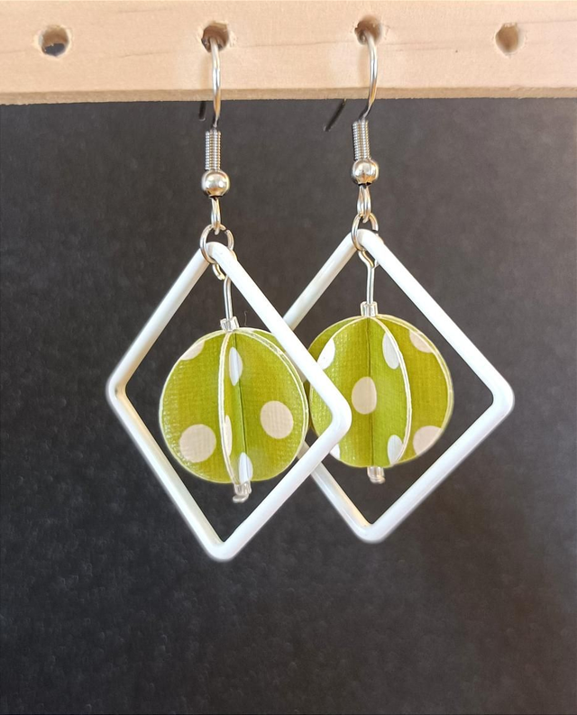 Carré blanc, petite perle en papier