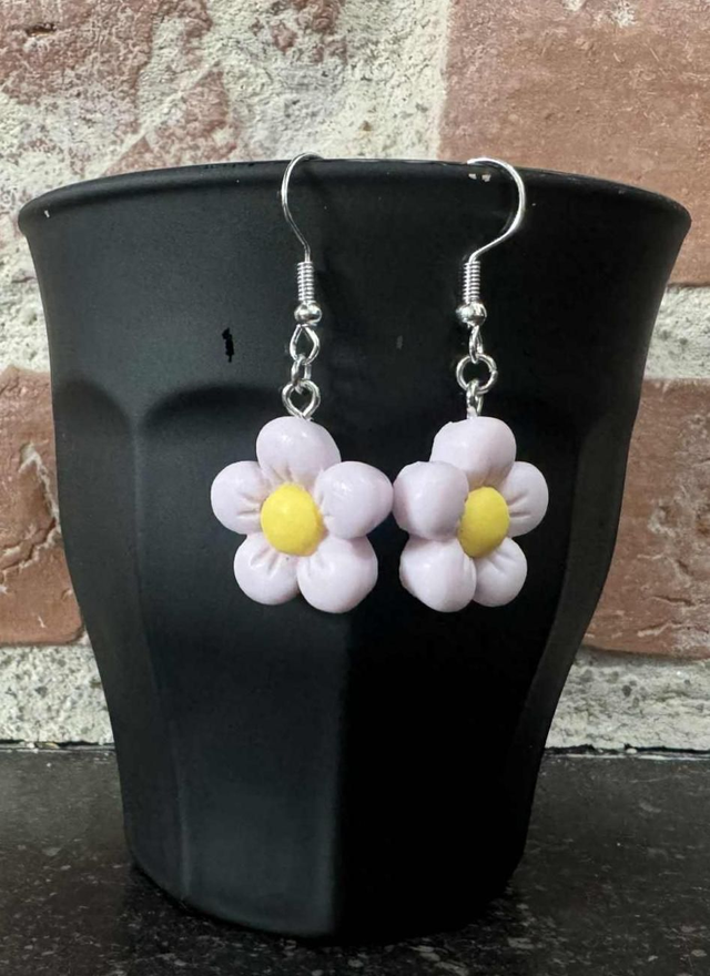🌼 Boucles d’oreilles Marguerite – Fraîcheur &amp; Élégance Florale ✨