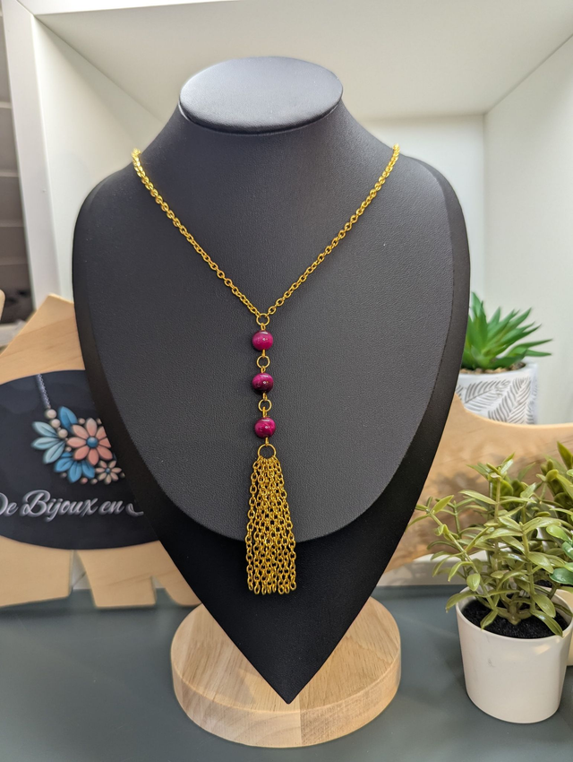Collier long, sautoir, chaine de couleur or, avec des perles naturelles rose et un pompon en chaine doré.
