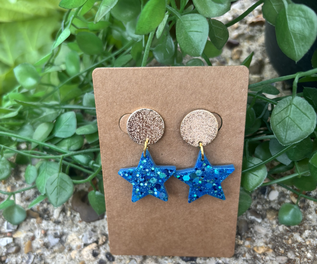 Boucles d’oreilles résine étoile bleu et doré à paillettes 