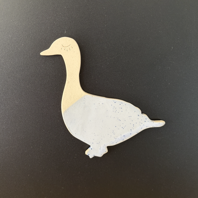 Magnet artisanal en grès mauve moucheté