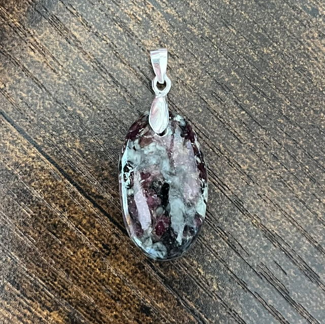 Pendentif en Eudialyte et bélière argent 
