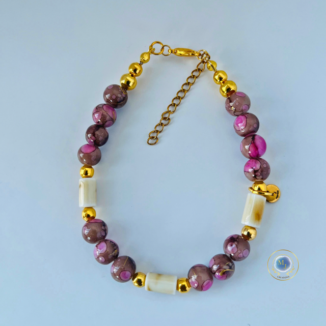 Handgemaakte Armband met Roze Marmerlook Kralen &amp; Crèmekleurige Accenten – Goudkleurig | MJ Creations 