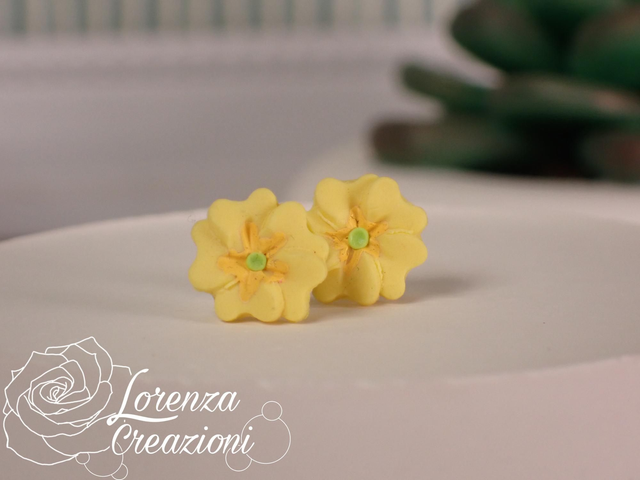 Orecchini a lobo floreali primula
gialla
