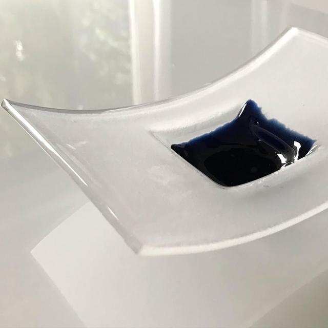 o4 Schale konvex gewölbt mit quadratischem Akzent in div. Farben .  tk o .. 2019 00