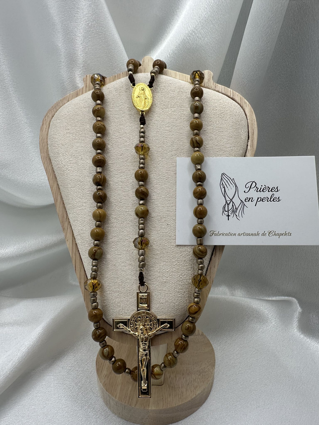 Chapelet artisanal en jaspe bois naturel 8 mm – Croix dorée 
