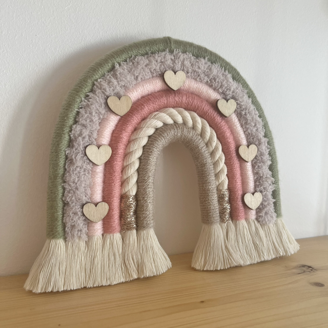 Arc en ciel en macramé cœurs pastels 