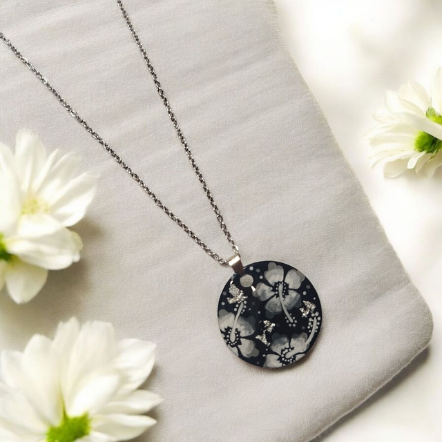 Collier dessiné Flora acier inoxydable noir gris blanc