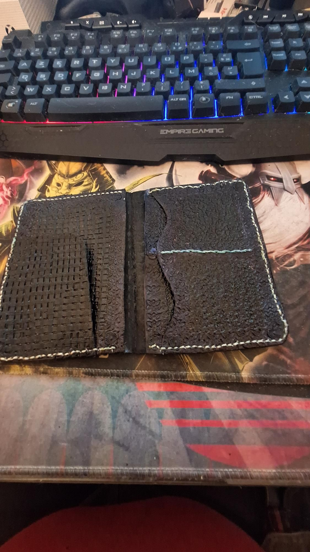 Porte-Passeport Cuir Noir Texturé – Fait Main – Coutures Blanches – Voyage Élégant