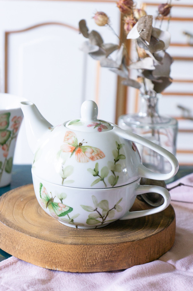Théière égoïste en porcelaine fine, papillons et eucalyptus pastel, pièce unique peinte à la main, idée cadeau pour femme