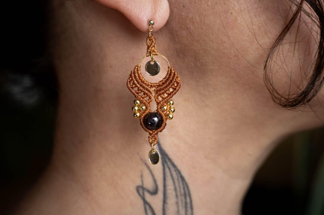 Boucles d&#039;oreilles en micro-macramé couleur acajou avec pierre Grenat 