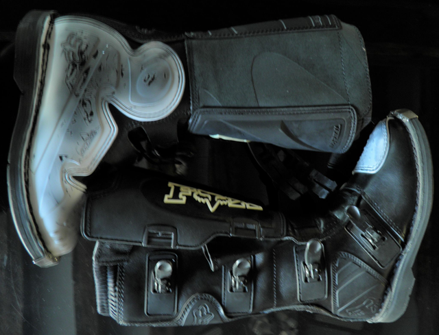 bottes TT TRACKER BOOTS manque 2 attaches taille6 39.5