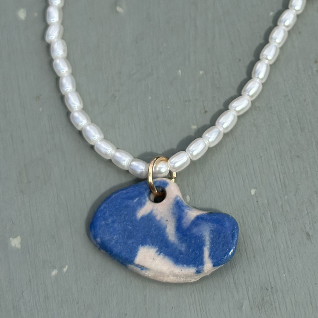 Collier perles d’eau douce & pendentif céramique bleu nuage