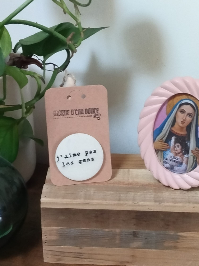 Broche &quot;j&#039;aime pas les gens&quot;