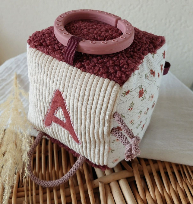 Cube d'éveil sensoriel