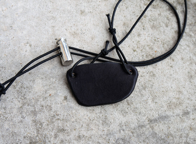 Cache oeil noir droit