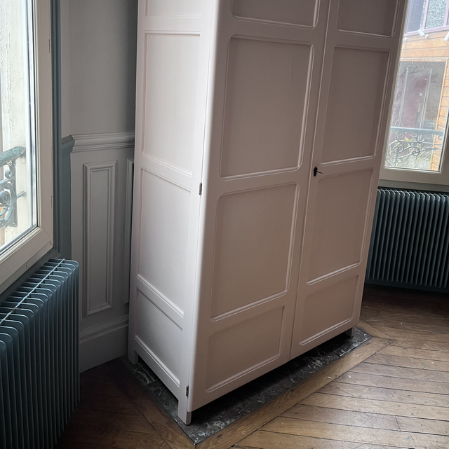 Armoire à panneaux rose pale
